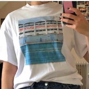 Tröja weekday - En snygg T-shirt från weekday. ⭐️💖 INKLUSIVE FRAKT!