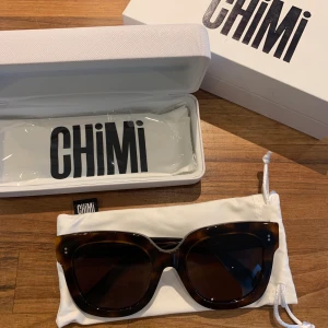 Chimi etenets 008 tortoise - Chimi eyewear solglasögon, model 008 tortoise. Aldrig använda då jag tyckte den var för stora för mitt ansikte.