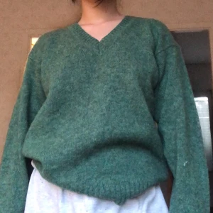 Grön Sweater - Köpt från Humana och är i toppenskick! Materialet kan vara smått stickande för de med känslig hud.     Totallängd: 63cm.                 Stl: L men passar XS-S för att den ska se ”oversized” ut Meddela mig vid intresse! Budgivning om fler är intresserade!
