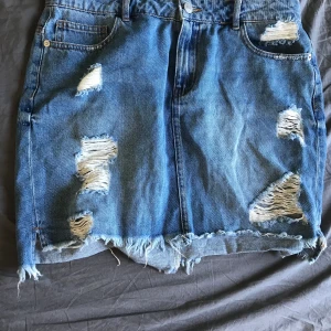 Jeanskjol strl 38  - Säljer den här fina kjolen som jag tycker är lite för stor för mig, skulle säga att de är en stor medium 