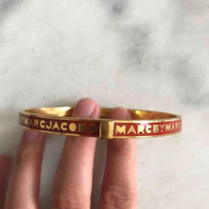  - Märke: Marc by Marc Jacobs Typ: Armring Modell: Skinny Logo Bangle Braclet Material: Okänd metall Färg: Guldfärgad Längd (cm): 21