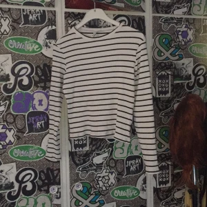 H&M’s long sleeve striped shirt - Leverans Kostnad ingår, stilen är lite 90s eller grunge-ish