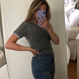 Tshirt - Grå tshirt med detaljer längs kragen och armarna. Köpt på Bikbok, används inte längre. Storlek: S