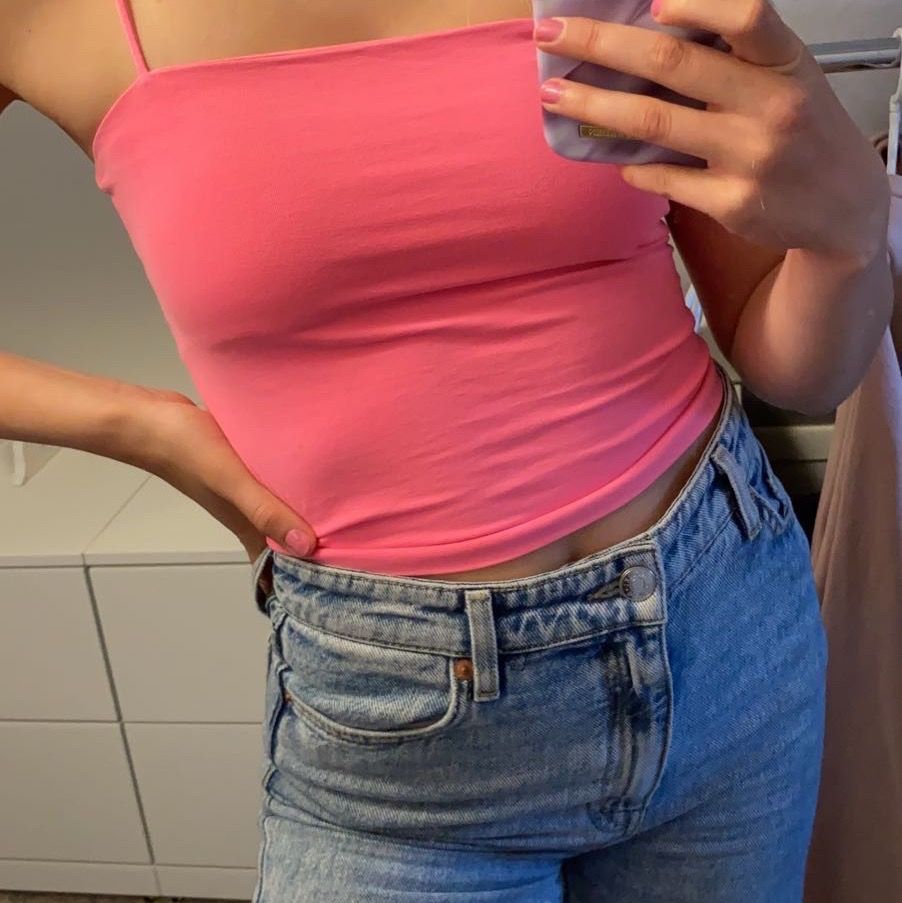 Ett neon rosa linne ifrån Gina Tricot. Skit snygg speciellt till sommaren. Det är dubbel tyg vid brösten. Använd ca 3ggr. Jag är 161 cm lång. . Toppar.