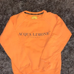 Aqua limone sweatshirt storlek XS - nyskick använd ca 3 gånger, köparen står för frakten, nypris: 900 sek mitt pris: 500 sek