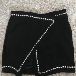 Festlig kjol från Gina tricot  - Skitsnygg kjol men kan inte användas eftersom den är för liten. Inte använd mer än tre gånger!