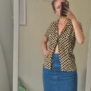 Kortärmad skjorta - Kortärmat skjorta i brun/svart/beiget mönster med fina knappar. Knappt använd. Frakt tillkommer. Möts på södermalm💞💞💞 hör av er om ni har frågor!