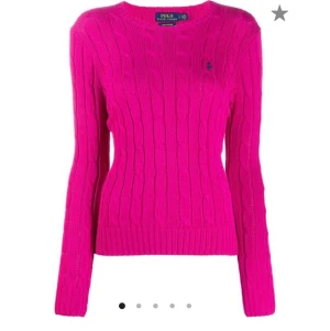 POLO Ralph Lauren kabelstickad tröja  - Figursydd, köpt i London, aldrig använd. Storlek M. (Inte egna bilder!) Köpt för 1700kr. Inte lika ”lysande” färg i verkligheten!!