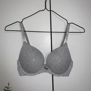 Bh 70D - En grå bh i nyskick från Cubus i Stl 70D. Aldrig använd utan bara provad, köparen står för frakten☺️