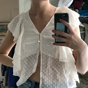 Gullig blus - Ett sååå fint linne/blus från bik bok! Den har tre stycken knappar upptill, sedan är den öppen. Supersöt och trendig🌟