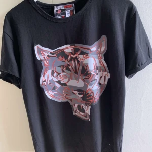 Äkta plein sport  - Plein sports T-shirt köpt för ca 1500 på zalando säljes för 650kr storlek m