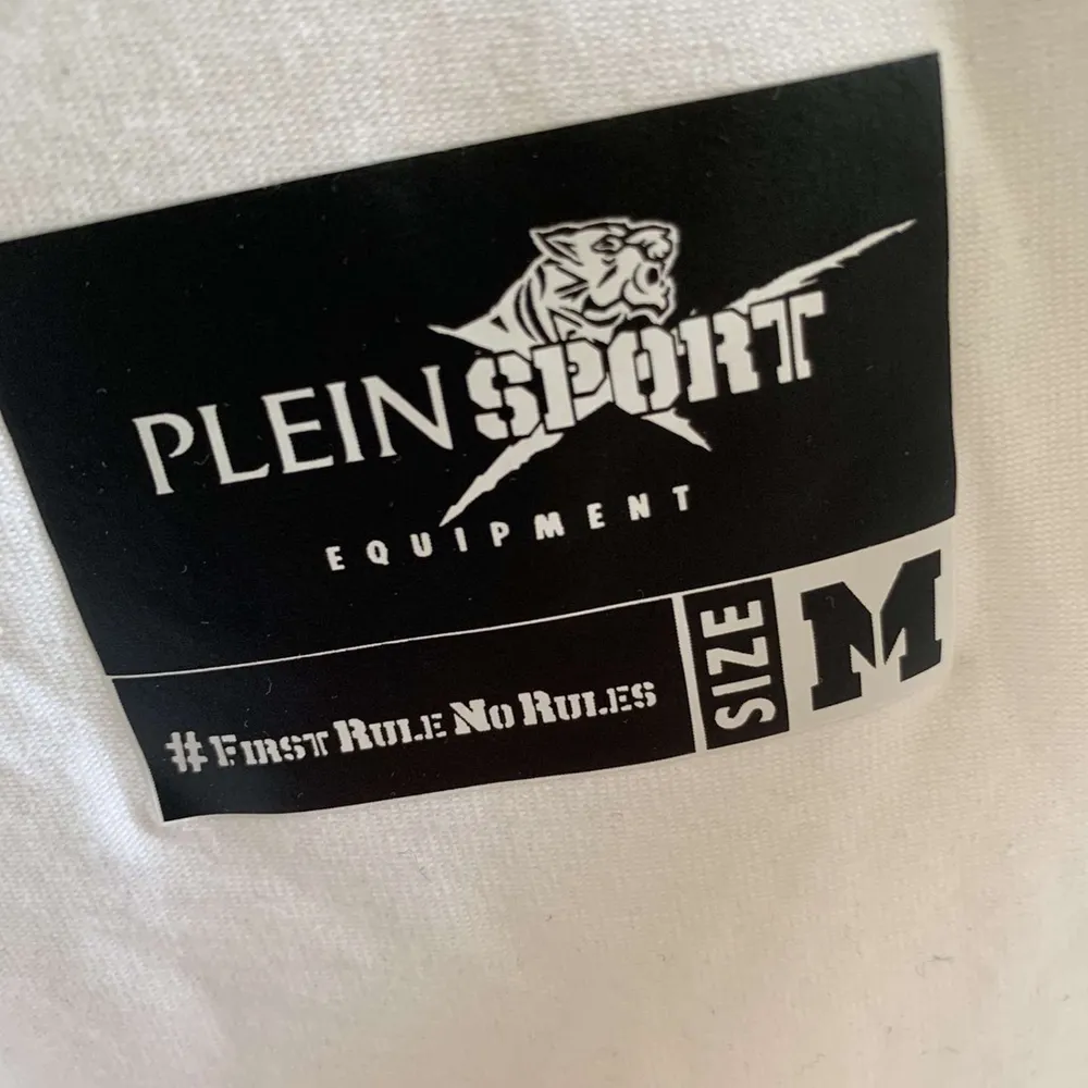 Plein sport T-shirt använd fåtal gånger köpt för ca 1500kr på zalando  säljes för 650 pris kan Diskuteras vid snabb affär storlek m. T-shirts.