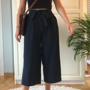 Mörkblå vida byxor!  - Ett par mörkblå vida byxor som man knyter i midjan!! Supersnygga och jättesköna! Supernajs sommarbyxor!! Köpta på zara! Köparen står för frakt! 🧚🏼🧚🏼