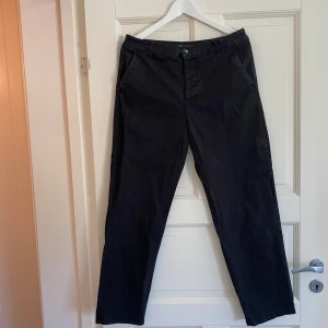 Skate chinos i svarta - Skate chinos från asos i bra skick förutom en del som är lite sönder (kolla bild)