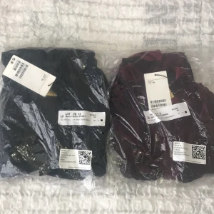 Bodys - Två st långärmade velvet body från Hm. En i svart och den andra i burgundy färg. 1st/ 149kr