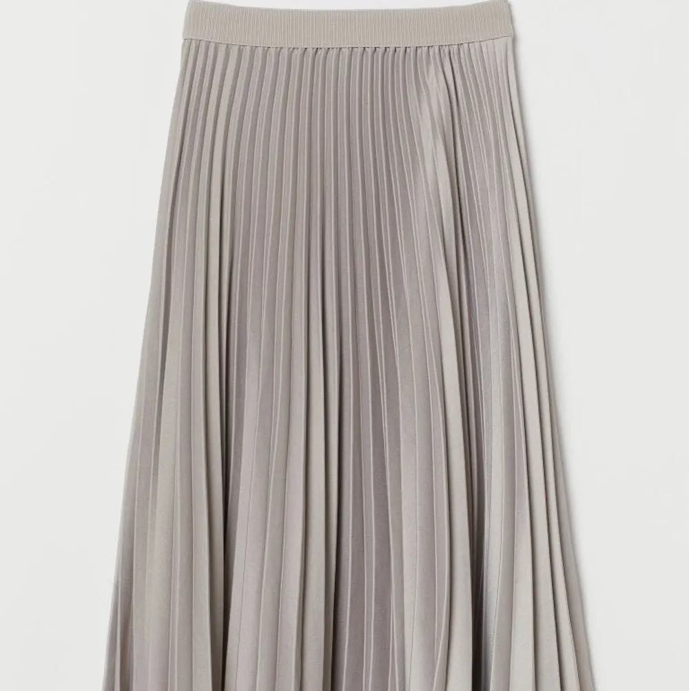 Säljer denna gråbeiga plisserade kjol från h&m, storlek 36! Nypris 399, säljes för 150kr. Kjolar.
