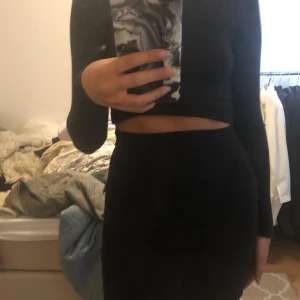 Svart Minikjol från bikbok, xs - Svart ribbad minikjol från bikbok, använd fåtal gånger. Väldigt stretchig och passar mig som egentligen har S. Frakt tillkommer