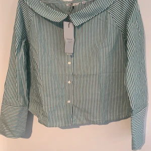 Only - Helt nu blus från ONLY med prislapp Storleken 38!! Sitter så himla fint på! 