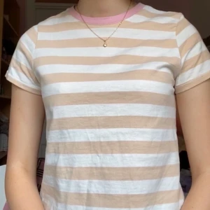 söt t-shirt - Syns ej på bilden men den är lite croppad då jag klippt den lite. Supersöt tröja verkligen, älskar färgerna! Knappt använd, superfint skick och väldigt skönt material. Kan mötas upp i Stockholm eller frakta 🧚🏼‍♀️ strl xs men passar mig som är s!