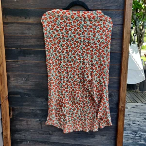 Blommig kjol - Jättefin blommig kjol som är sparsamt använd. Frakt ingår.