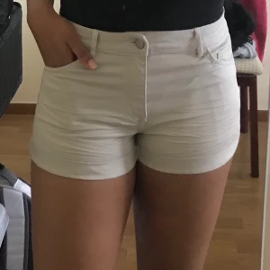 Beige shorts  - Använt en gång! Fickor finns på fram samt baksidan. Shortsen är i god skick och passar perfekt till härliga sommardagar/kvällar ☀️ Finns i Solna, kan mötas upp i Sthlm (köparen står för frakt)   