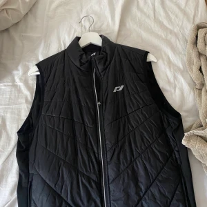 Väst - Väst i storlek 44, köpt på stadium för inte alls längesedan, fint skick! Flera bilder finns att få om man är intresserad Kan hämtas upp i Eskilstuna annars skickas den och köparen står för fraktkostnaden! 🌺 