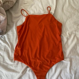 Body från BikBok - Orange body från BikBok, storlek L, använd fåtal gånger i mycket bra skick! Finns flera bilder att få om man skulle vara intresserad🌺 kan mötas upp i Eskilstuna annars kan den skickas och då står köparen för fraktkostnaden 🌺❤️