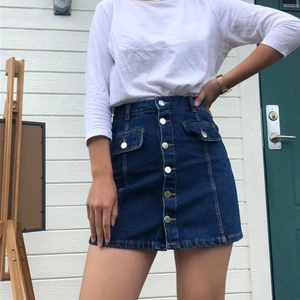 jeanskjol - 34 - supersnygg mörkblå jeanskjol med (äkta!) knappar på framsidan från zara trafaluc. sparsamt använd. storlek 34/xs! 