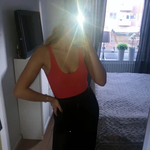 Röd body med öppen rygg  - Super fin body som jag tyvärr aldrig använt. Gratis frakt 