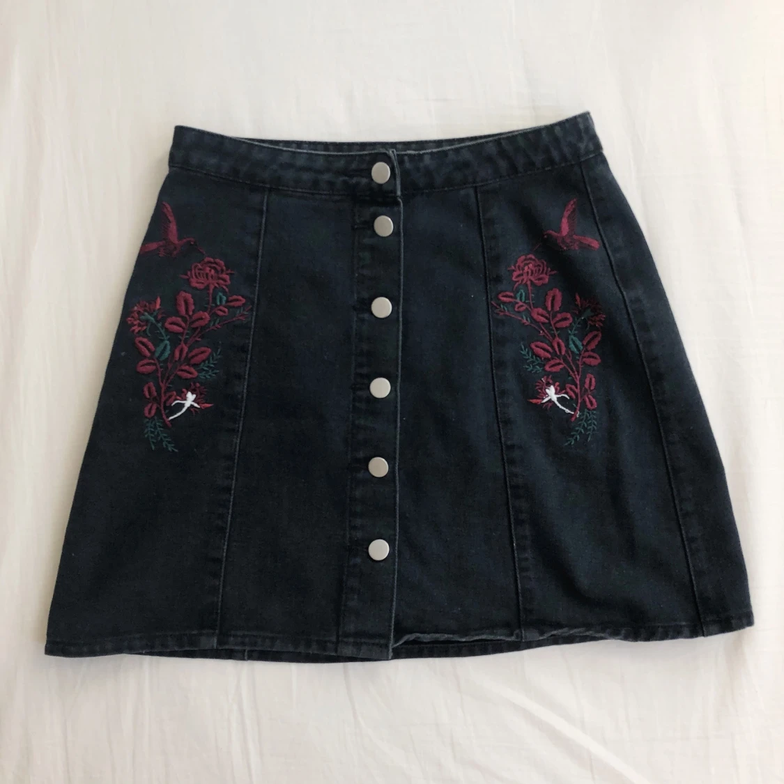 Svart kjol med broderi - 90