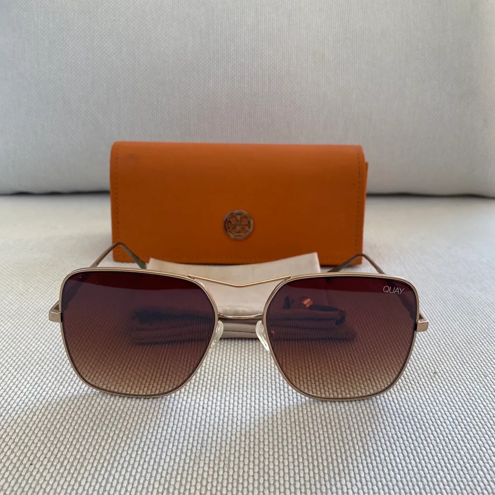 Quay oversized 70s inspiration square sunglasses. Brown/Gold lenses. Comes with a Tory Burch case as a bonus. Good condition, metal oxidized on the branches (on the inside). . Accessoarer.