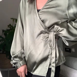 Blus med ballongärmar  - Blus från vila/object. Knappt använd 