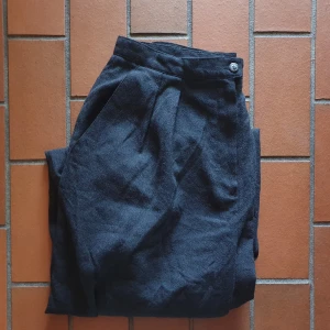 grå byxor - Snygga mörkgrå byxor, köpa second hand men aldrig använda av mig pga för små på vissa ställen. 