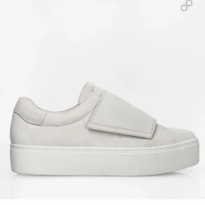 Sneakers Vagabond (JESSIE) - Sneakers i ljusgrå mocka från Vagabond. Modellen heter JESSIE och är supersnygga! Nypris 1000kr. Storlek 36 ☺️ köparen står för ev fraktkostnad ☀️