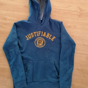 Fin hoodie - En jätte snygg casual hoodie,, lite marin/mörk blå, skit coolt gult tryck!🌸 Bild 1 visar färgen bäst🌸  Köparen står för frakten🌸