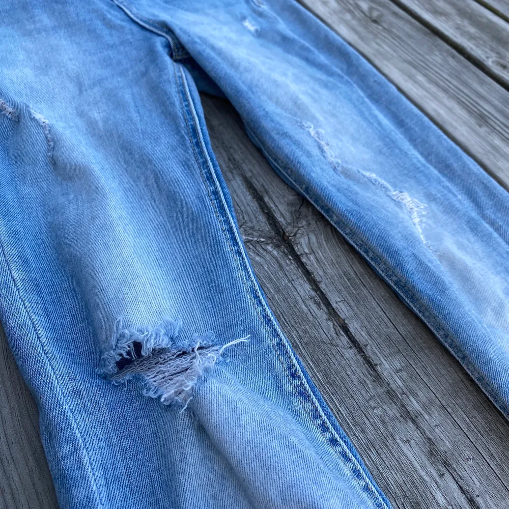 Dessa jättefina skinny jeans säljer jag nu då de inte längre passar. De är måttligt använda, men skulle säga att de fortfarande är i mkt gott skick. På 3:e bilden syns det hur slitningar ser ut i verkligheten! Pris: 80kr+55kr frakt. Jeans & Byxor.