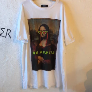 Bershka Mona Lisa - photoshoppad mona lisa 😎, oversized för att vara XS så den sitter typ som S, ärmarna är liksom uppkablade