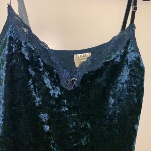 spetslinne - ett mörkblått snyggt linne i storlek S