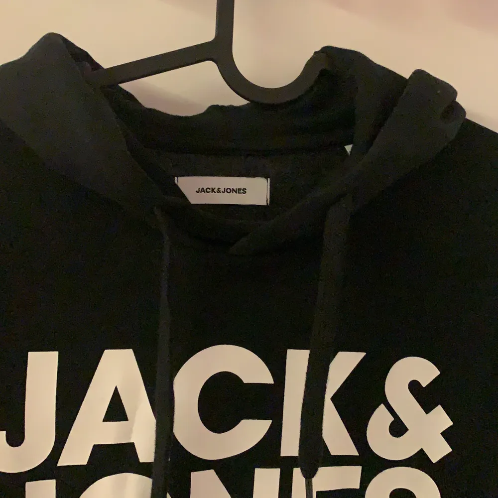 svart hoodie från jack&jones nästan helt ny bara använd någon gång:). Tröjor & Koftor.
