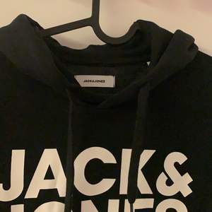svart hoodie från jack&jones nästan helt ny bara använd någon gång:)