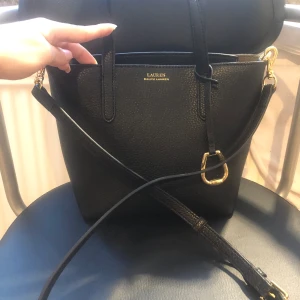Ralph Lauren väska  - Jätte fint väska som är slutsåld överallt. Storleken är perfekt. Väldigt fint sick. Priset går och diskutera självklart.