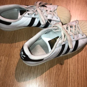 Adidas, vit sneaker - De har blivit lite gula, eftersom jag har ej använt dem på jättelänge. Priset kan diskuteras. 