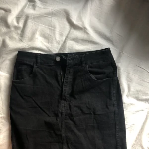 Svart kjol 🐾 - En svart kjol i denim-material från H&M. Använd ca 2-4 gånger och fortfarande i mycket gott skick. BETALNING SKER VIA SWISH 