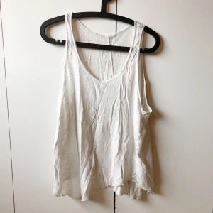 vitt linne - vit, luftigt linne. ganska genomskinligt men otroligt skönt på en varm sommardag. välanvänt men bra skick bortsett från två små hål på framsidan som knappt syns, eller iallafall inte lägger märke till (se bild nr 2). vet ej storlek men passar de flesta
