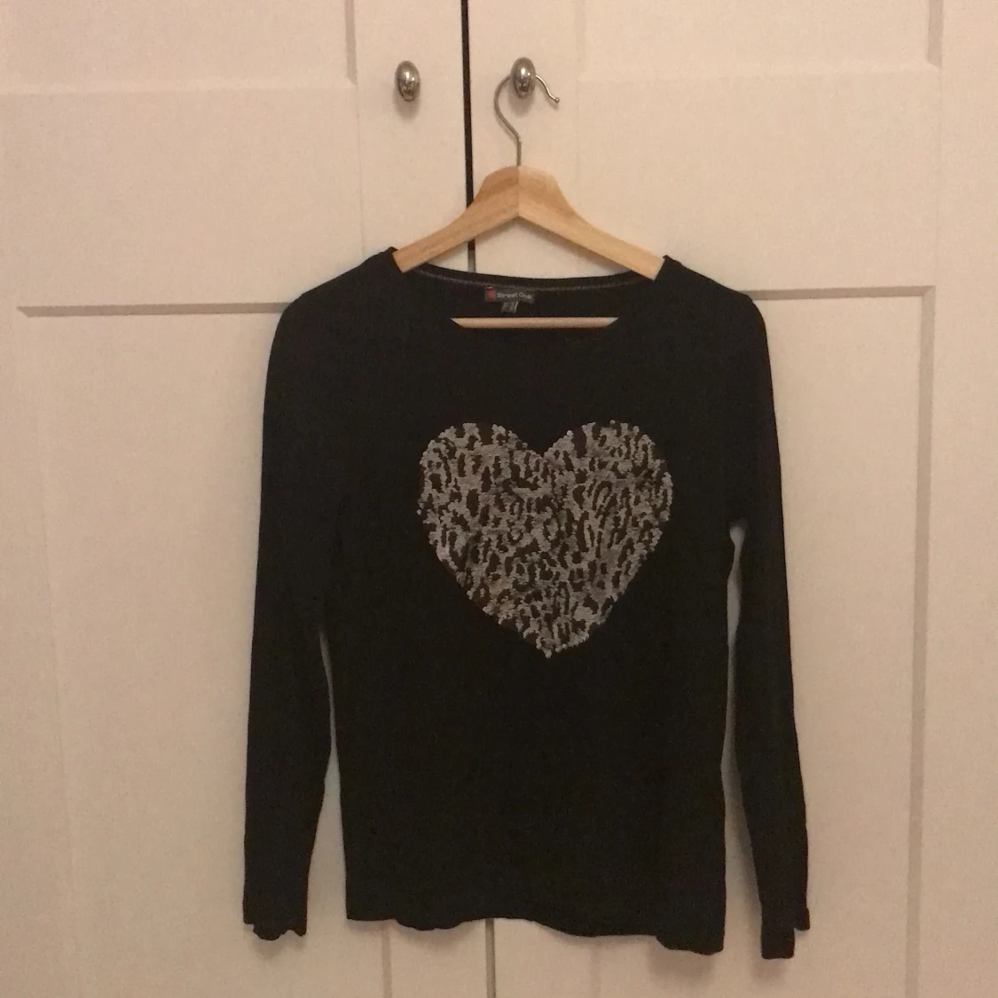 Svart tröja med paljetter i strl 38