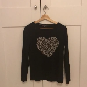 Svart tröja med paljetter i strl 38 - Den har används ganska många gånger.