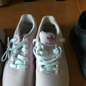 2 par Adidas skor 200kr/par eller 350kr för båda  Använda någon enstaka gång Storlek 36,5 i de svarta och storlek 35 i de rosa