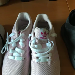 Adidas skor - 2 par Adidas skor 200kr/par eller 350kr för båda  Använda någon enstaka gång Storlek 36,5 i de svarta och storlek 35 i de rosa