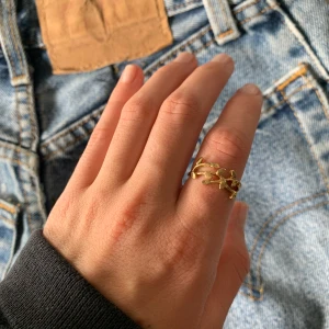 Ring - Guldfärgad ring från & other stories! Inga slitningar och knappt använd! 71 kr inklusive frakt💗💗
