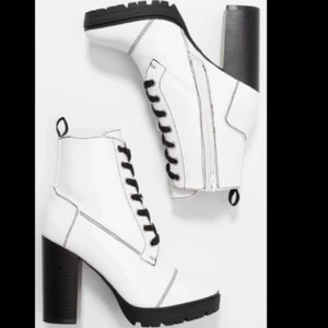 vita klackar  - säljer mina as feta vita högklackade skor, pga att de kommer ej till användning, högst bud vinner! 💓 aldrig använda, bara testade! 